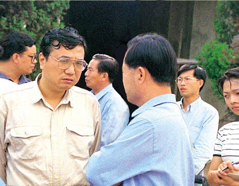 On July 8, 1999, Li Keqiang (first from left), the then Governor of the People's Government of Henan Province, visited Dahua, Central Plains.