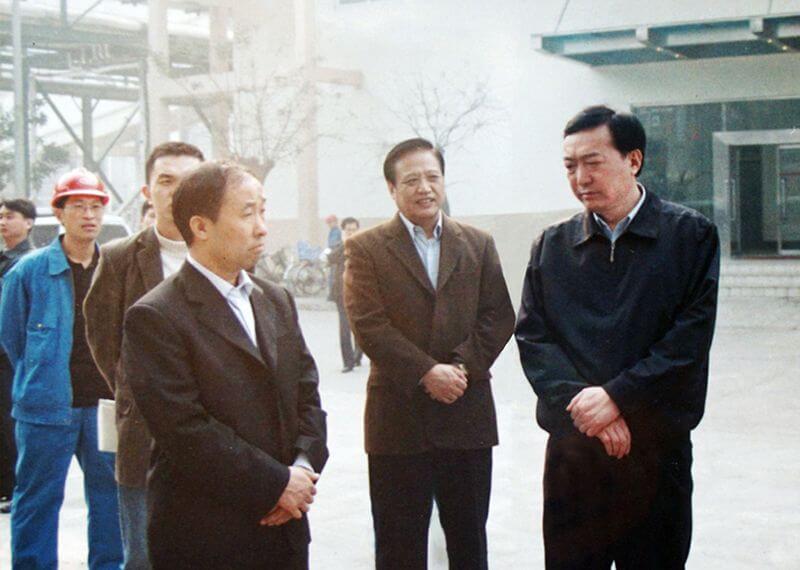 On November 4, 2005, Chen Quanguo (first from right), the then Deputy Secretary of the Henan Provincial Party Committee, went to Zhongyuan Dahua for investigation