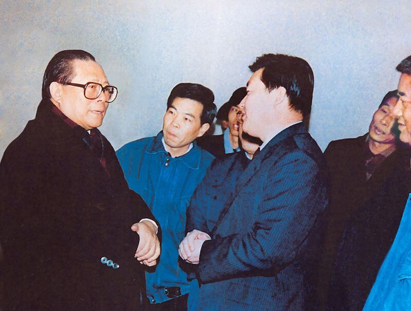 On February 5, 1991, Jiang Zemin (first from left), the then General Secretary of the CPC Central Committee, visited Zhongyuan Dahua . He instructed: 